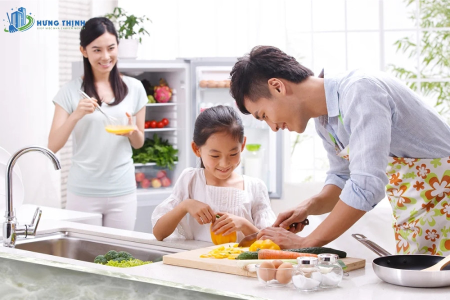 Người giúp việc chăm trẻ sơ sinh giúp bé được chăm sóc tốt hơn và mẹ có thêm thời gian dành cho bản thân và gia đình