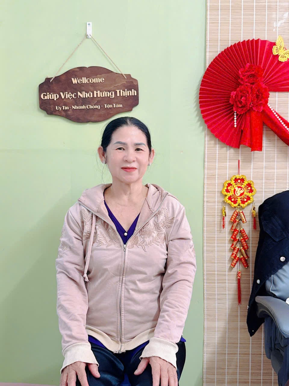 Cô Lê Thị Phượng, quê Cần Thơ, sinh năm 1966, chăm ông bà giỏi - tự tin chăm bé