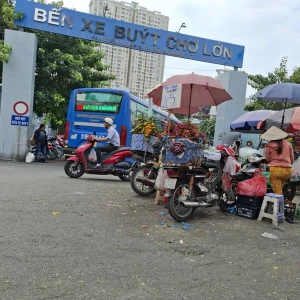 NHÀ EM  Ở GẦN NGAY BẾN XE CHỢ LỚN CẦN LẮM  CHỊ GIÚP VIỆC NHÀ , BAO ĂN Ở