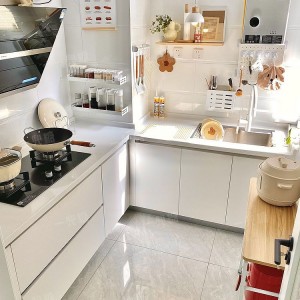 Nhà em ở ngay đường Phạm Hùng- Quận 8 Hiện đang Nhà 1 trệt 1 gác lửng nhỏ cần tìm cô gv về làm nội trợ