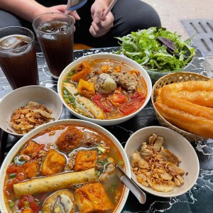 Nhà em mặt phố có 2 lầu 40m2, đang cần 1 cô giúp việc nhà cho gia đình có 3 người lớn