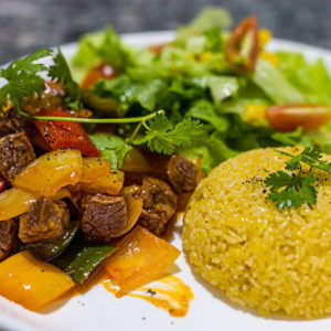 Nhà Em Có 2 Người Chủ Yếu Đi Làm Cả Ngày Nên Cần Một Chị Ở Nhà Dọn Dẹp Và Nấu Ăn Tối Đơn Giản