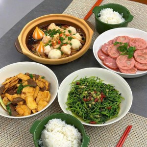 Tuyển gấp 1 cô nội trợ cho gđ em ạ