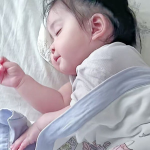 Bé nhà em được 10 tháng tuổi cần tìm gấp 1 chị chuyên chăm bé nhà em bao ăn ở lại