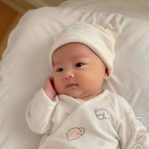 Vợ chồng mới sanh con đầu lòng được hơn 1 tuần em cần tìm cô bảo mẫu về chăm sóc