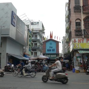 Gia đình nhà ở ngay chợ bàn cờ quận 3 chỉ có 1 lầu thôi. tìm gấp chị giúp việc bao ăn bao ở luôn nha