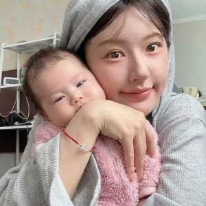Vợ chồng em đang cần thuê 1 chị chuyên chăm em bé về chăm nôm bé nhà em được 7 tháng