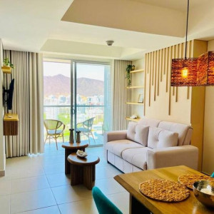 Ba mẹ em là giáo vien về hưu hiện đang ở nhà cấp 4 ở ngay ngã tư ga e cân 1 cô giúp việc làm ở lại được !