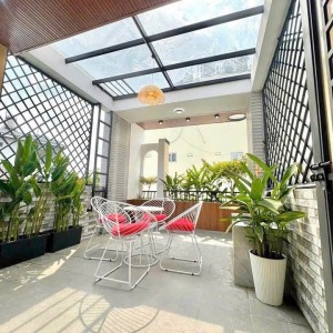 Nhà mặt phố có 2 lầu diện tích 40m2 ở trên đường Hoà Hảo Quận 10 tìm cô giúp việc nhà ở lại luôn nha,