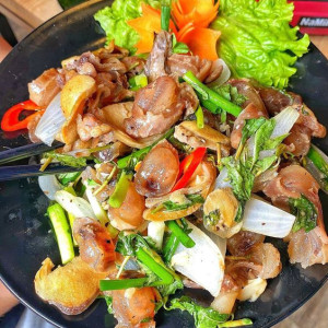 Cần người làm có tâm và lm được việc đi làm bao ăn ở lại ạ