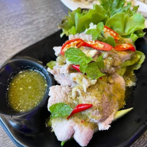 Nhà có 3 người lớn đều bận đi làm cả ngày nên em đang cần 1 chị về giúp việc.