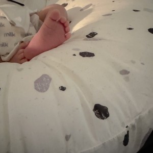 Giờ có chị nào chăm bé Sữa gần 9 tháng tuổi dùm cho vợ chồng em đi làm với ạ. Miễn là chị chăm bé chu đáo là được