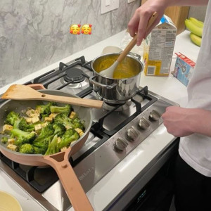 Gia đình em ở nhà mặt phố có 2 lầu tại Nguyễn Thông Quận 3