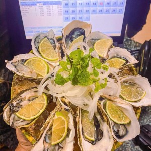 Gia đình em tuyển gấp ạ