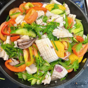 Các chị ơi! Hôm nay em tìm 1 chị về lau dọn + nấu ăn cho nhà em tại đường Lý Thái Tổ -Quận 10.