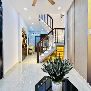 Nhà Mặt Phố Có 1 Lầu Ở Đường Hoàng Diệu, Quận 4 Em Cần Thuê 1 Cô Giúp Việc Nhà