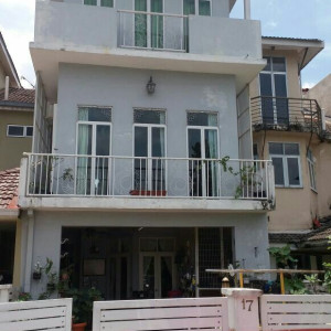 Các chị ơi, em thật sự cần một cô giúp việc chịu khó hiền lành chị nào biết thì giới thiệu cho em với ạ!!