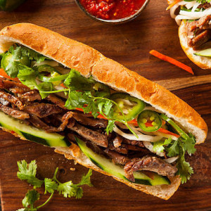 Nhà 1 trệt 1 gác lửng, gia đình có 3 thành viên cần 1 chị dưới 55 tuổi phụ giúp việc nhà ở Lũy Bán Bích quận Tân Phú