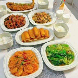 Tuyển gấp 1 cô nấu ăn ngon đi làm bao ăn ở lại ạ