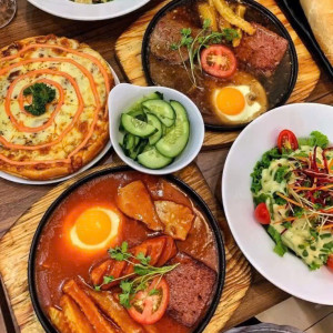 Em đang tuyển gấp 1 cô nấu ăn ngon cô nào cần việc làm thì alo em liền nha