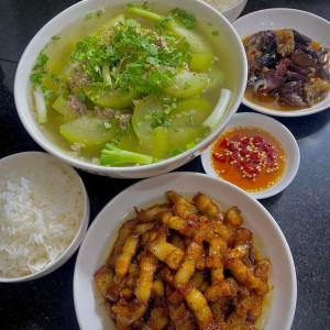 Vợ Chồng Em Vừa Mới Chuyển Ra Riêng , Cần Tìm Gấp 1 chị giúp việc bao ăn ở lại