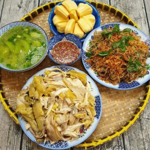 Gia đình em cần gấp , chị nào chuyên chăm bé thì alo e nha