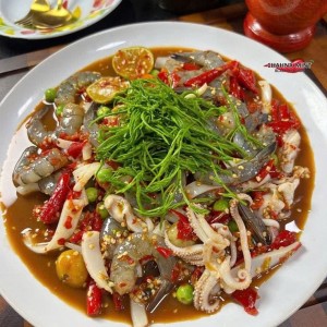 Tuyển gấp 1 cô chăm bà bao ăn ở lại ạ