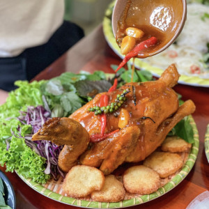 Nhà em có 2 chị em gái đang cần tìm chị hiền lành, làm ăn ở lại ít vướng bận nha.