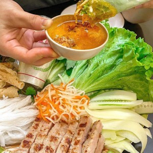 Gia đình em tuyển gấp ạ