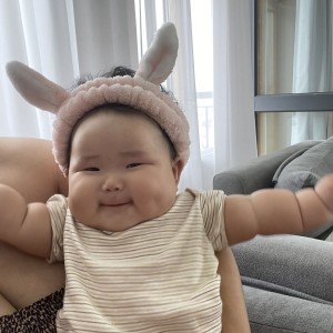 VỢ CHỒNG EM MỚI CÓ BÉ ĐƯỢC 4 THÁNG NÊN ĐANG TUYỂN GẤP CÔ BẢO MẪU VỀ CHĂM EM BÉ