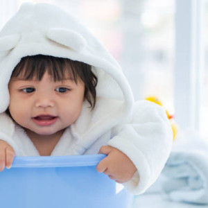 NHÀ 53M2 Q10 ( GẦN CÔNG VIÊN LÊ THỊ RIÊNG )CẦN GẤP 1 CHỊ CHĂM EM BÉ 2 TUỔI