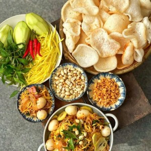 Tuyển cô chăm ông a