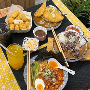 Nhà mặt phố có 1 trệt 1 lầu gia đình em có 3 người lớn đều bận đi làm cả ngày rồi nên cần tìm cô gv