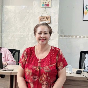 Cô Hoa hiền lành, tận tâm – nhận chăm ông bà, người bệnh lâu dài