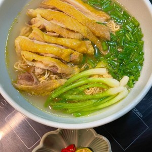 Nhà em có 3 thành viên đều là người lớn do đều đi làm cả ngày nên cần một chị về lo quán xuyến việc nhà cửa cho nhà em mặt phố có 1 lầu trên đường Trường Sơn Quận Tân Bình.