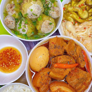 Gia đình em đang tuyển gấp 1 cô chăm bà đi làm bao ăn ở lại ạ