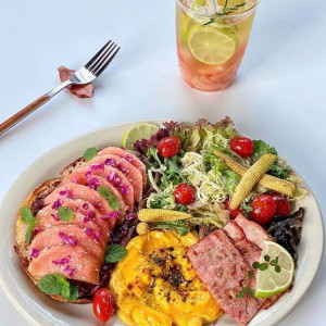 Tuyển gấp 1 cô chăm bà đi làm bao ăn ở lại a