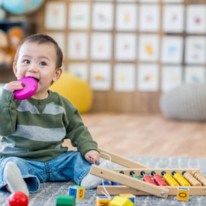 Bé Na nhà em 10 tháng cần chị chuyên chăm bé lương 11 triệu bao ăn ở ạ