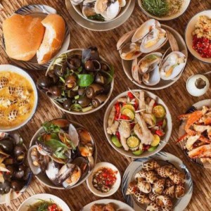 Gia đình em đang tuyển gấp 1 cô chăm bé đi làm bao ăn ở lại ạ