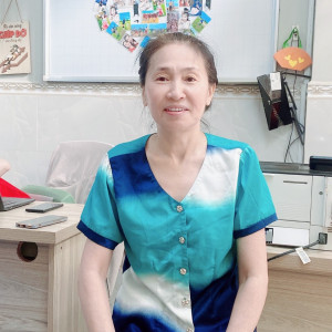 Em đang tìm việc cho cô em mới ở quê lên ạ , cần việc lâu dài và ổn định ạ