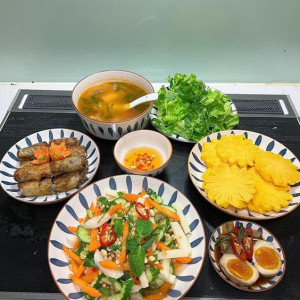 Tuyển gấp 1 cô chuyên giúp việc nhà đi làm bao ăn ở lại ạ