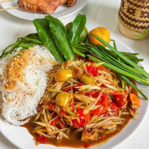 Tuyển gấp 1 cô nội trợ cho gđ em ạ