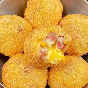 Cần người chăm sóc bà ạ