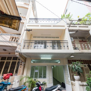 Gia Đình Có 2 Vợ Chồng Mới Cưới Cần Cô Về Lau Dọn Nhà Cửa Tại Quận 5