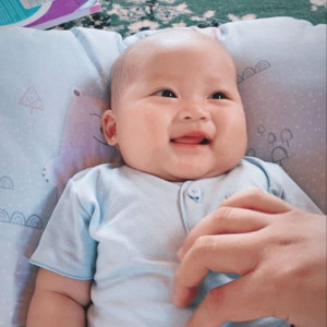 Em bé ngoan được 5 tháng tuổi làm ở lại trên đường Thích Quảng Đức Quận Phú Nhuận. Cần chị chăm em bé !!!