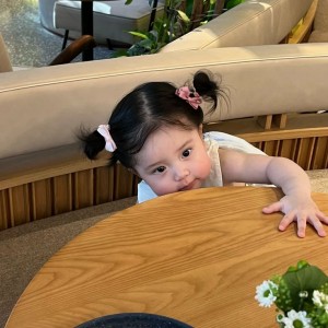 Nhà em cần gấp cô chăm bé  15 tháng tuổi ở Quận 3, bé ngoan, dễ thương lắm ạ.