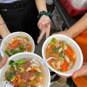 Ở Đường Nguyễn Trãi Quận 5 Em Tìm 1 Chị Hiền Lành, Siêng Năng Để Phụ Giúp Gia Đình Em,