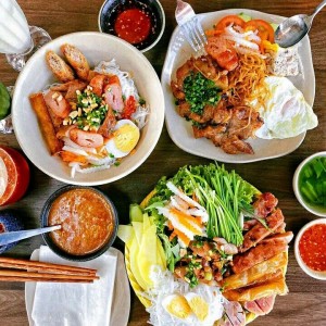 Trên đường 3/2 quận 11 nhà em đang tuyển gấp 1 chị đến  dọn dẹp nhà cửa giúp em 1 tay nha 