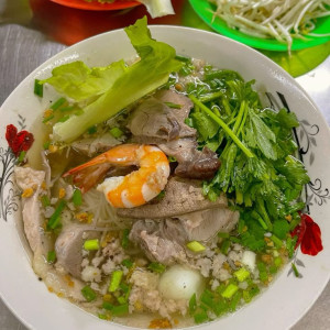 Nhà mặt phố có 1 lầu ở ngay đường Trường Chinh Quận Cộng Hoà . Tìm gấp cô giúp việc nhà (bao ăn ở)