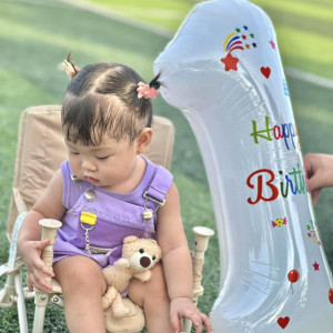 Bé nhà em 10 tháng, cần 1 chị trông nom, để mẹ bé có thể làm việc.